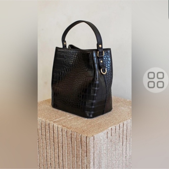 NWT $188 AOTA Elena Everyday Crossbody Bucket
Vegan Leather Bag MOCK CROC Black - Picture 5 of 7